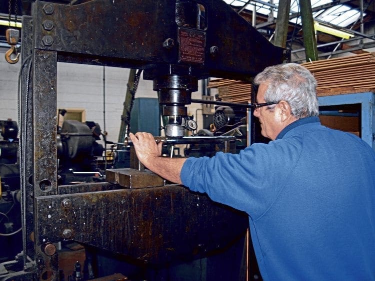128-129-workshop-qa-cmm-november-forkstraighten-1