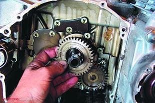 Suzuki GS750 motorcycle engine rebuild