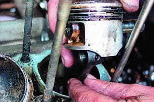 Suzuki GS750 engine overhaul