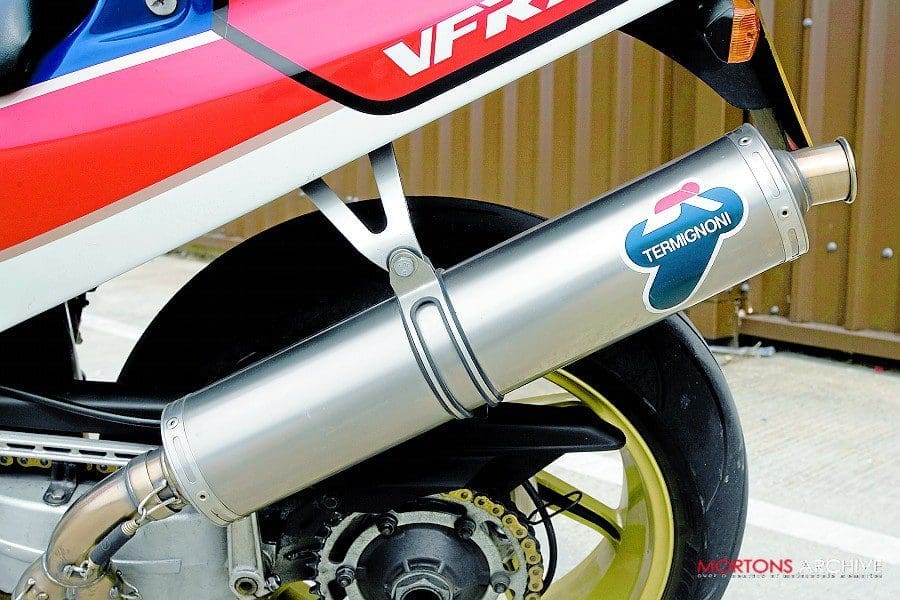 Honda RC30 v Yamaha 0W01