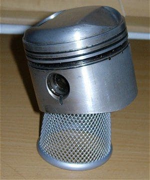 If this piston really is balanced - as it seems to be - on an office wastepaper basket, it must be H-U-G-E...