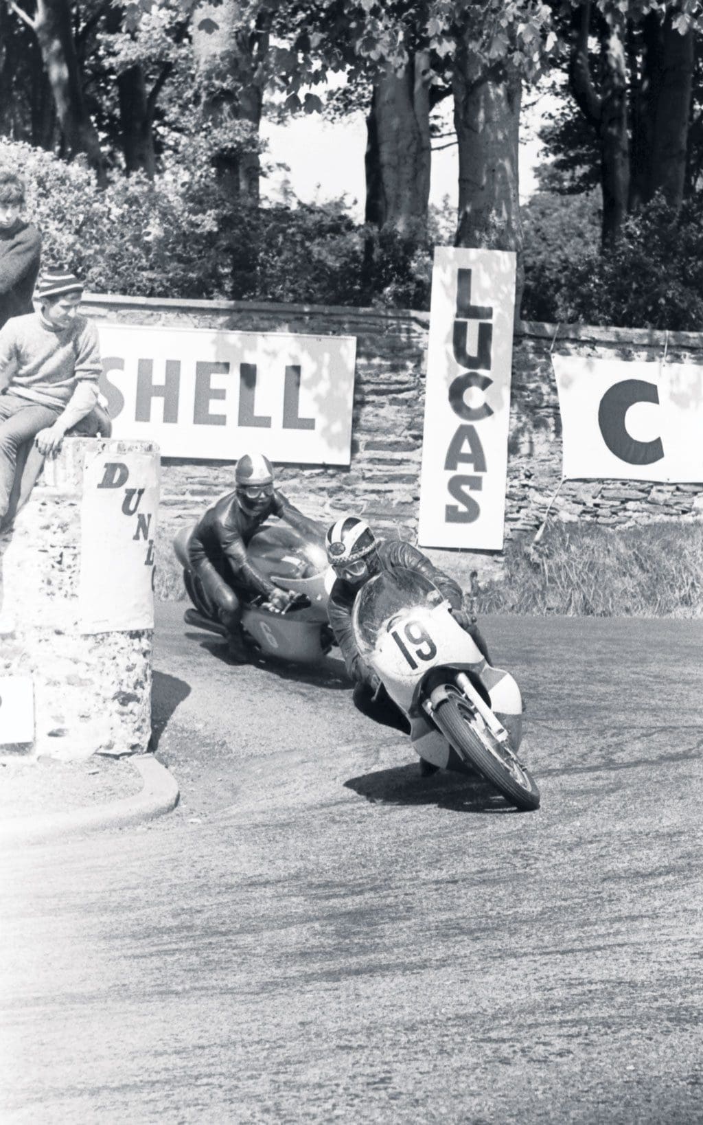 1965 350 TT Isle of Man Phil Read leads Giacomo Agostini on MV.