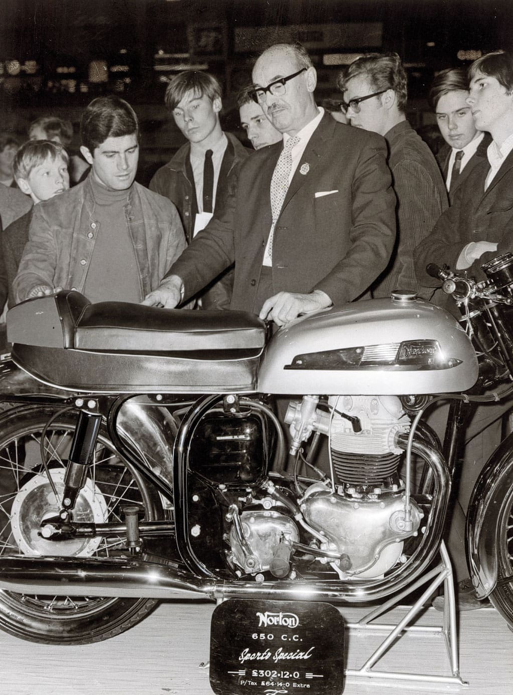 Giacomo Agostini chooses a seat for his 350SS, at the 1966 motorcycle show.