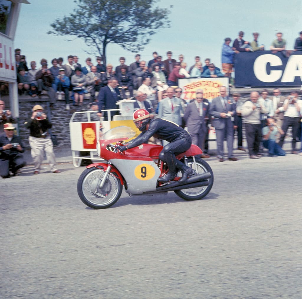 Ready for the off on the start line of the 1967 Senior TT, Agostini.