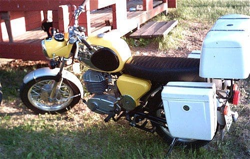 Four speed TS250, with the worlds least-stickered panniers and top box.