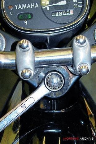 Adjusting steering head bearings