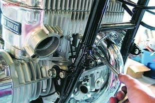 Suzuki GT750 triple two stroke workshop overhaul