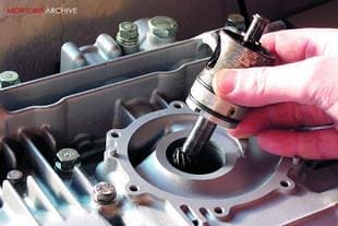 Suzuki GT750 motorcycle workshop rebuild