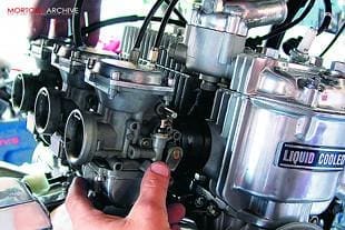 Suzuki GT750 triple two stroke workshop overhaul