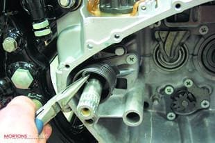 Suzuki GT750 motorcycle workshop rebuild