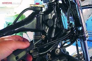 Suzuki GT750 triple two stroke workshop overhaul
