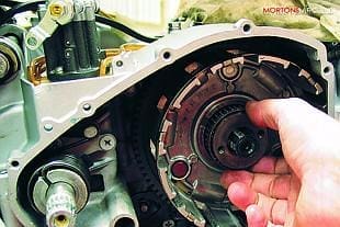 Suzuki GT750 triple two stroke workshop overhaul
