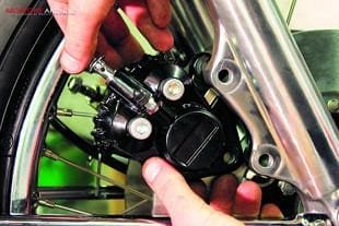 Suzuki GT750 motorcycle workshop rebuild