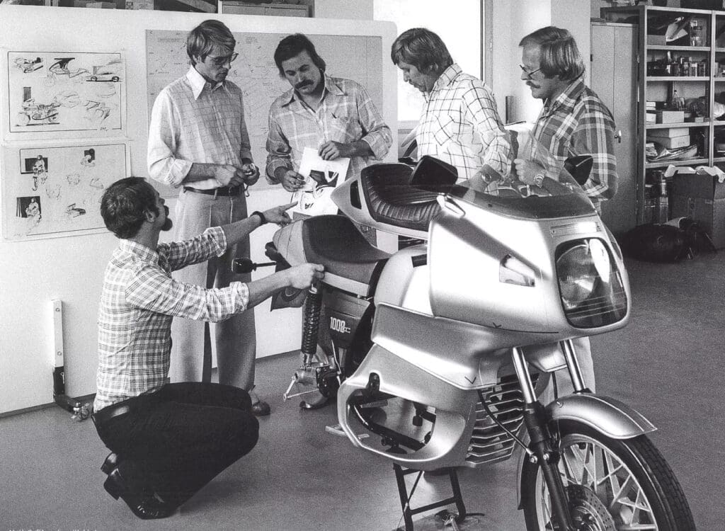 Hans Muth (left) works with his team over
the ‘seat-and-a-half’ that improved the
aerodynamics of the R100RS