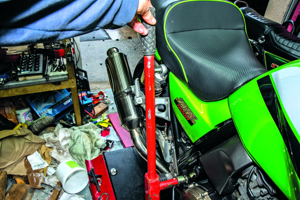 A lifting handle pulls out of the right-hand side of the stand