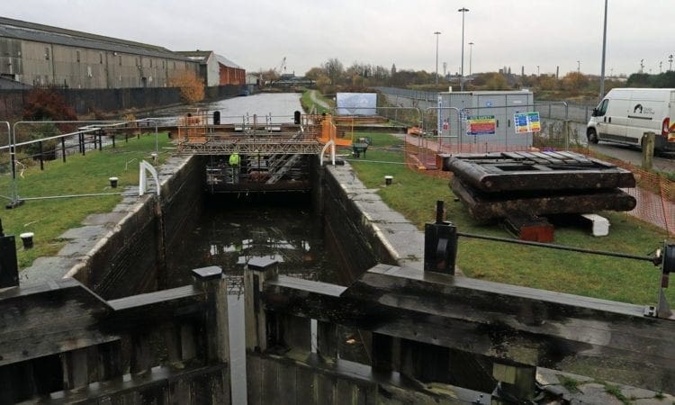 Top gate replacement works at Pagefield Lock 88