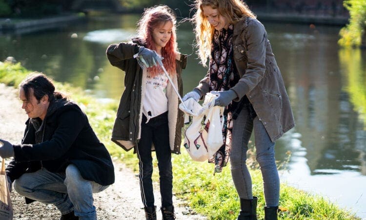 Canal charity seeks out families to help pick up plastics from the towpath