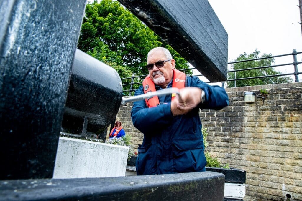 Ian Kelshaw operating the lock