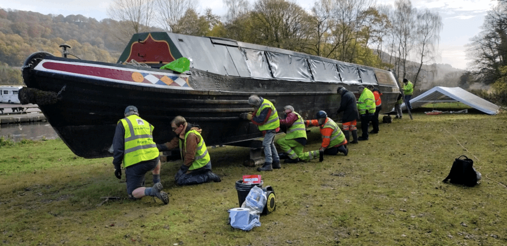 FCC volunteers preparing Birdswood’s hull for the biennial inspection.