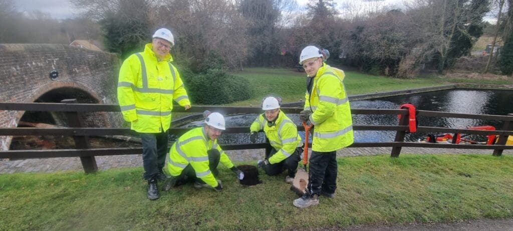 Richard Parry and apprentices at Bratch Lock 090222