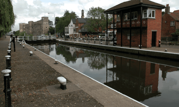 New gates to be lifted into Newark Town Lock