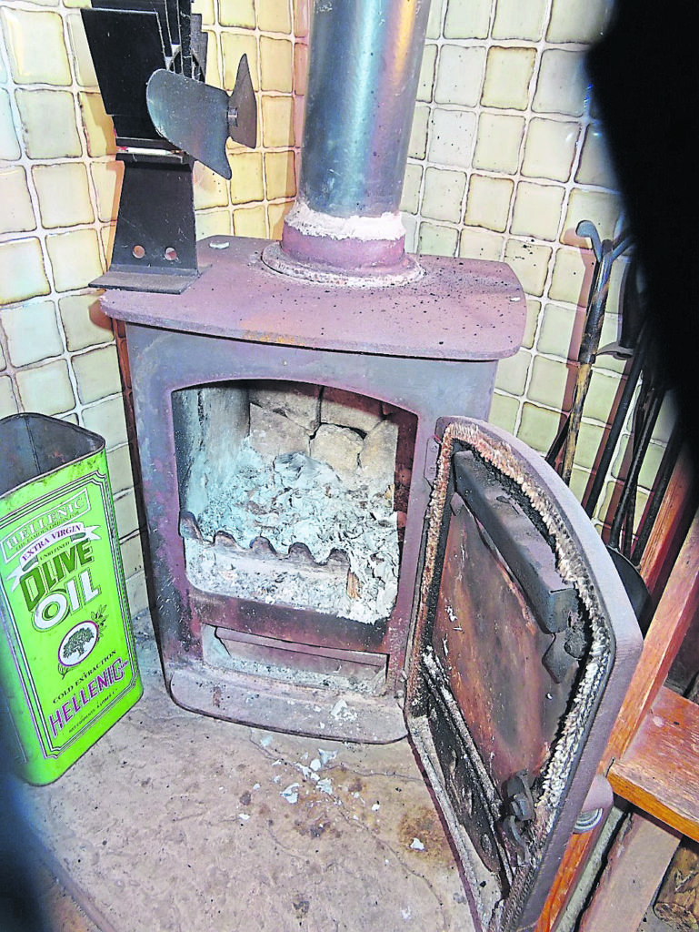 Poorly maintained stove with cracked glass and poor roping, fire bricks cracked.