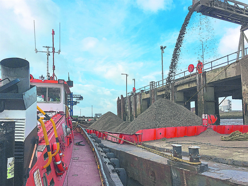 Tug and barge collect 1500 tons of aggregate from a ‘virtual quarry’ (supplied from Scotland) in the Thames Estuary for delivery into London. PHOTOS: JONATHAN MOSSE