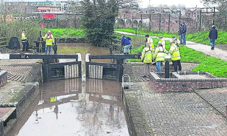 Volunteers clear Firepool Lock gates ready for River Tone visitors