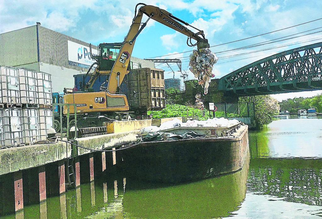 Grabbing Camden’s waste out of the barge at Powerday’s recycling wharf. PHOTOS: JONATHAN MOSSE