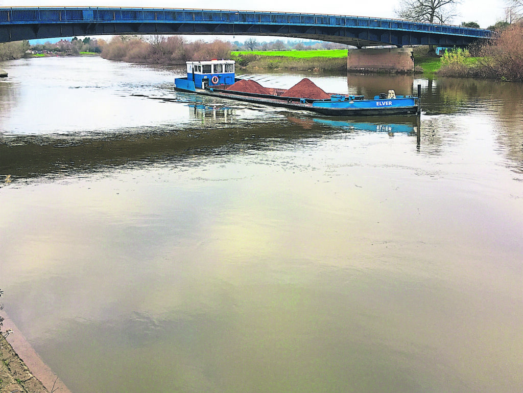 Thompson River Transport’s converted dumb barge Elver carrying aggregate on the River Severn.