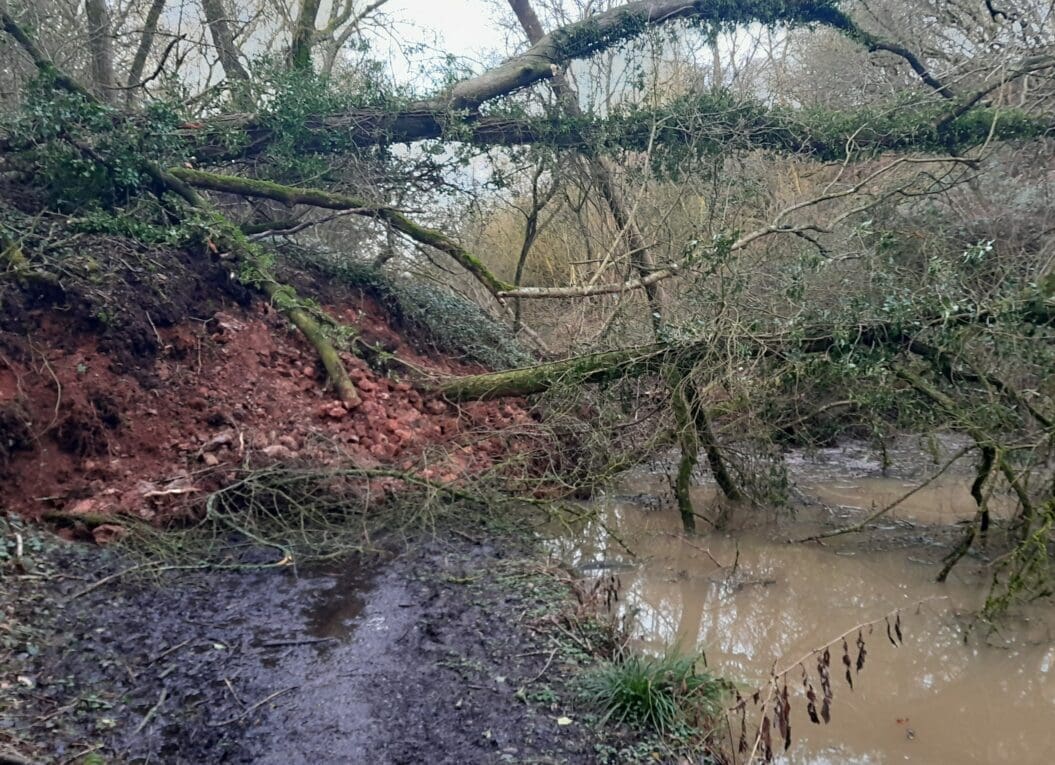 Landslip closes North Oxford Canal