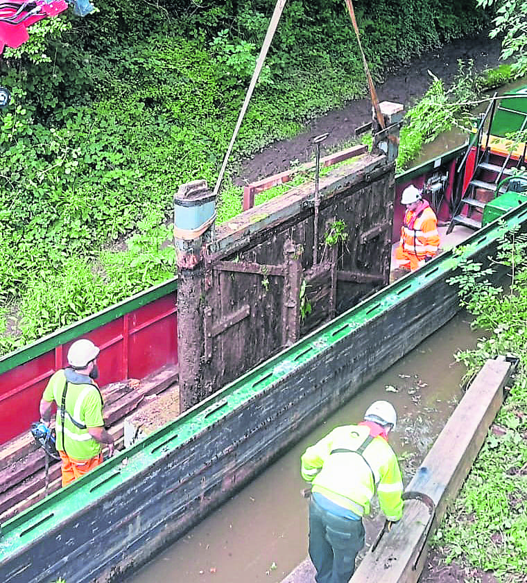 The 35-year-old safety gate is removed from Knighton Wharf, on the Shropshire Union Canal.PHOTO: CRT