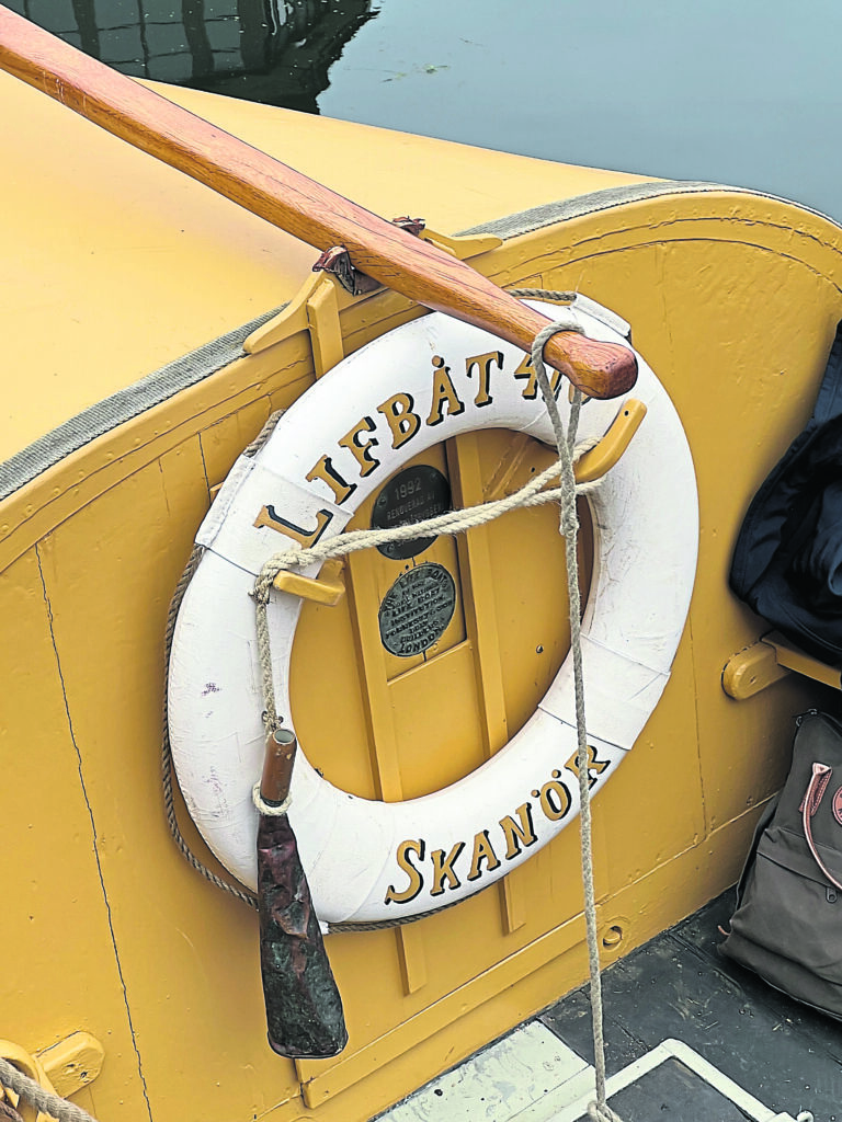 Lifeboat Lifbåt 416 is rowed into Limehouse Basin