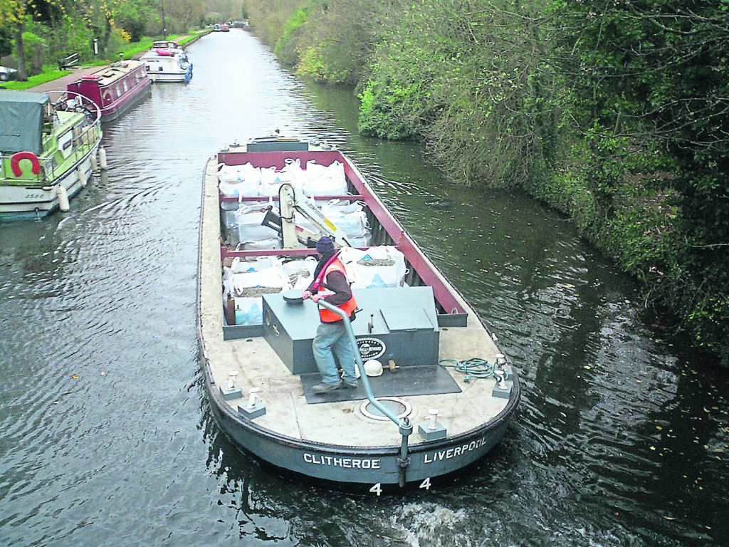 Leeds & Liverpool Town Class, ‘short boat’ Clitheroe, loaded with one-tonne bags of aggregate at Dobbs Weir on the River Lea.