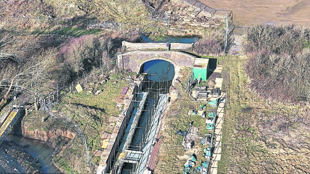 John Robinson Lock and Westfield Bridge. PHOTO: LEE GRANT 