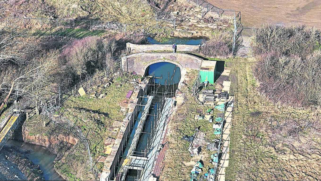 VOLUNTEERS revive Cotswold Canals