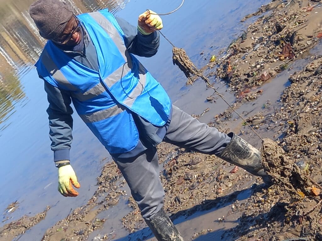 Inspired by the work of Thames21 and its volunteers, the Port of London Authority (PLA) and Thames Water have decided to clear ‘wet wipe island’ in Hammersmith. 
