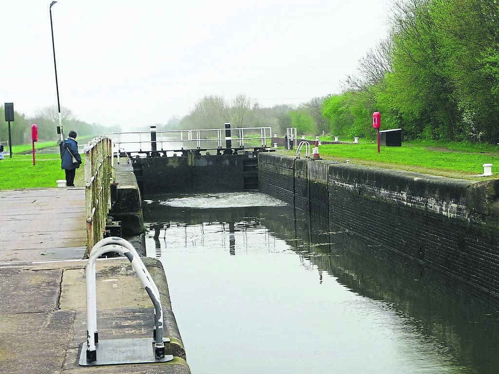 Sykehouse Lock filling up. PHOTO: CHRISTINE JOHNSTONE CC BY-SA 2.0
