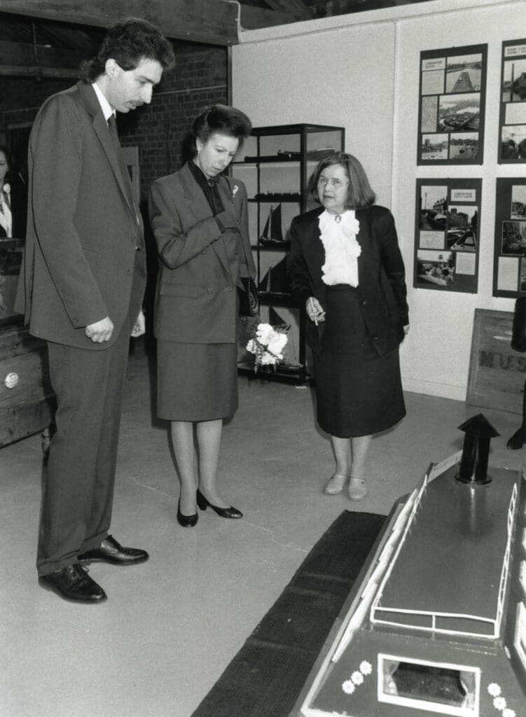 Dinah Hutchinson and Princess Anne at an art exhibition on November 3, 1992.
