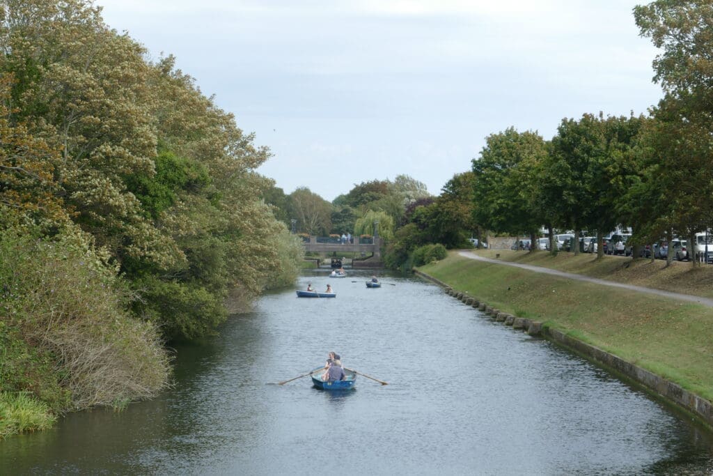 The Royal Military Canal, at Hythe. PHOTO: LOZ FLOWERS – CC BY-SA 2.0