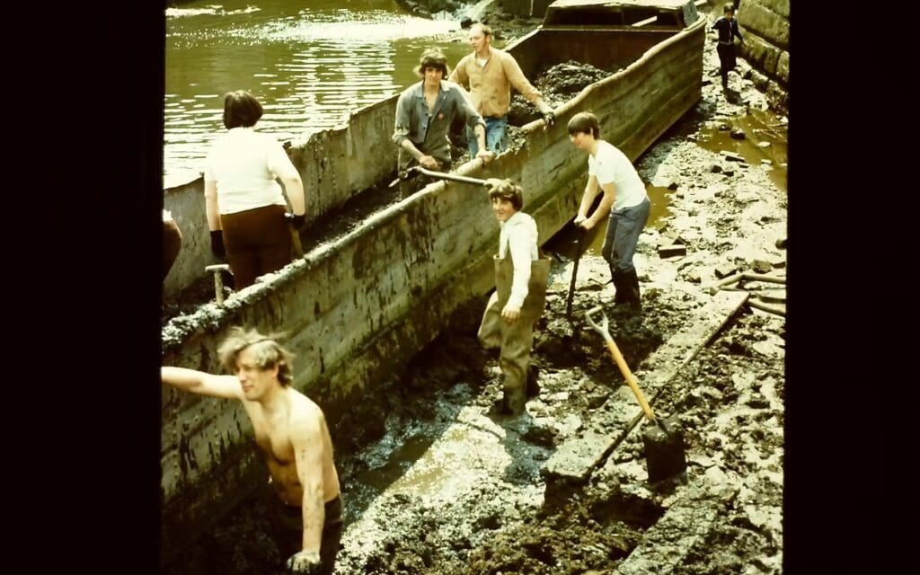 1970s work party to rescue a boat