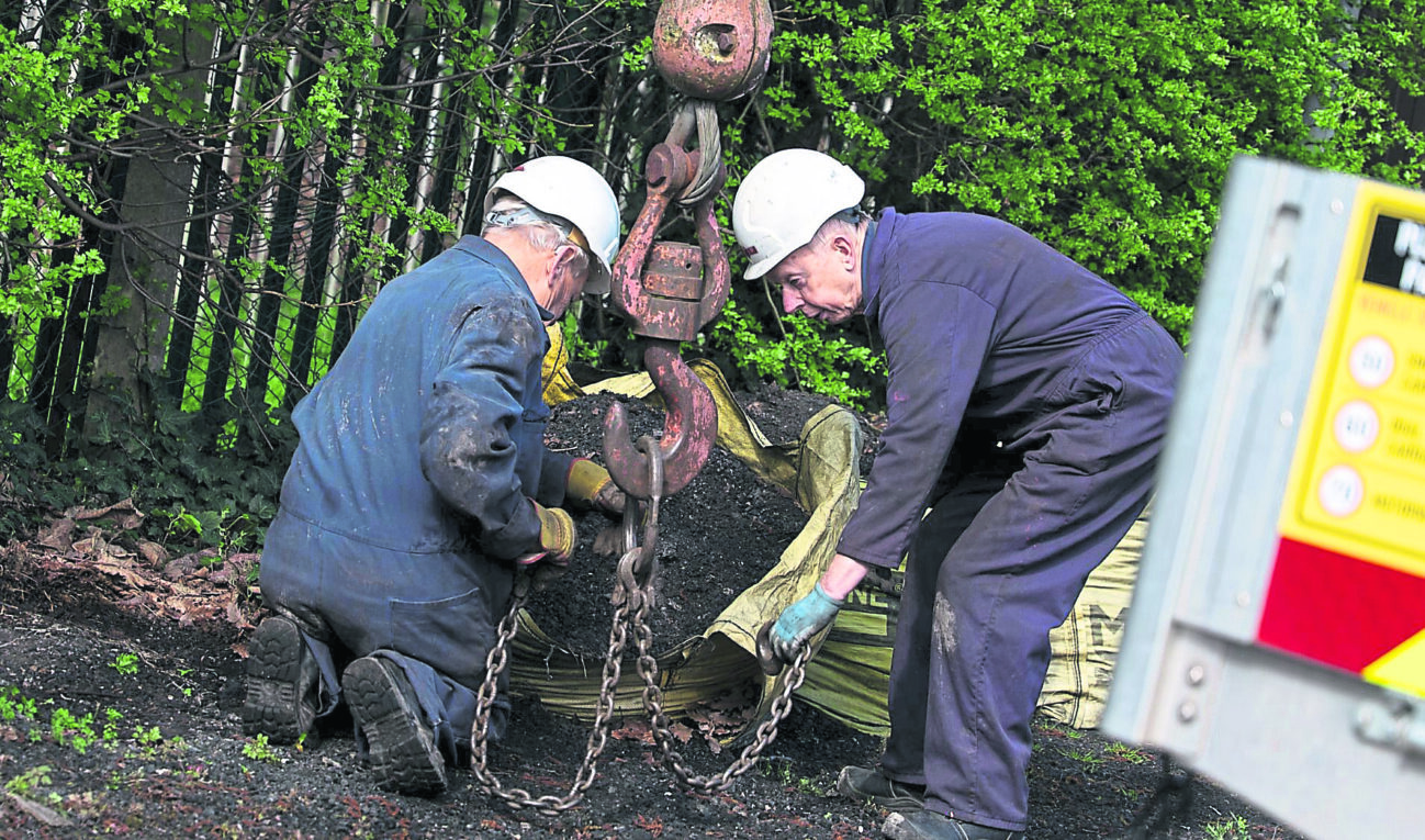 Historic ‘Ashing-Up’ Technique Revived as Yorkshire Railways Help Maintain Canal Locks