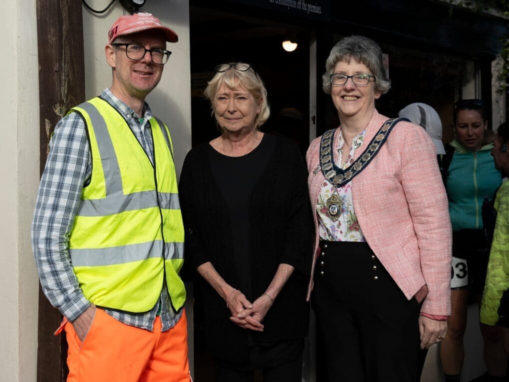 Crowds flock to canalside café as dogs and runners spark bumper turnout